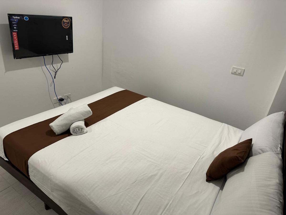 Aden Hotel Макати Экстерьер фото